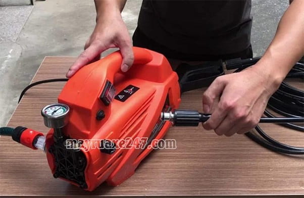 C&aacute;ch sử dụng m&aacute;y rửa xe gia đ&igrave;nh