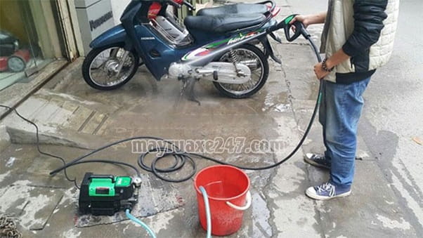 C&aacute;ch sử m&aacute;y rửa xe mini kh&ocirc;ng l&ecirc;n nước li&ecirc;n quan đến d&acirc;y dẫn