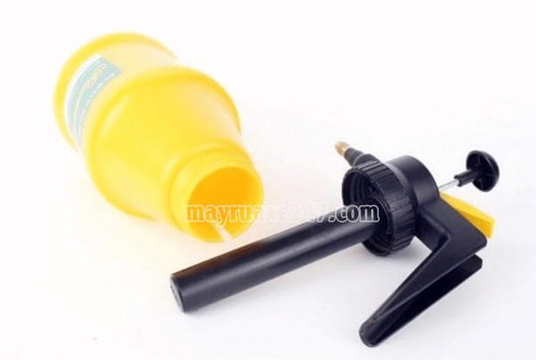 Chế b&igrave;nh bọt tuyết từ b&igrave;nh tưới c&acirc;y