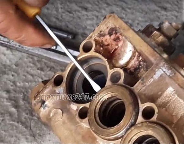 Đ&oacute;ng lại đầu bơm sau khi thay phớt