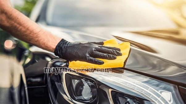 D&ugrave;ng khăn lau sạch nhẹ nh&agrave;ng, cẩn thận theo 1 hướng