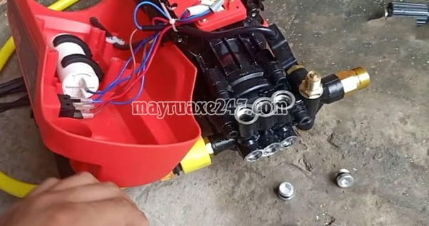 C&aacute;ch khắc phục m&aacute;y rửa xe kh&ocirc;ng l&ecirc;n nước - vệ sinh động cơ, xi lanh