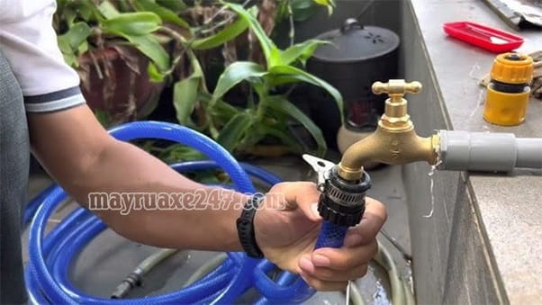 Nguồn nước bẩn khiến m&aacute;y h&uacute;t nước chậm, yếu