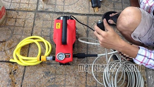 M&aacute;y bơm rửa xe kh&ocirc;ng l&ecirc;n nước do v&ograve;i phun bị tắc