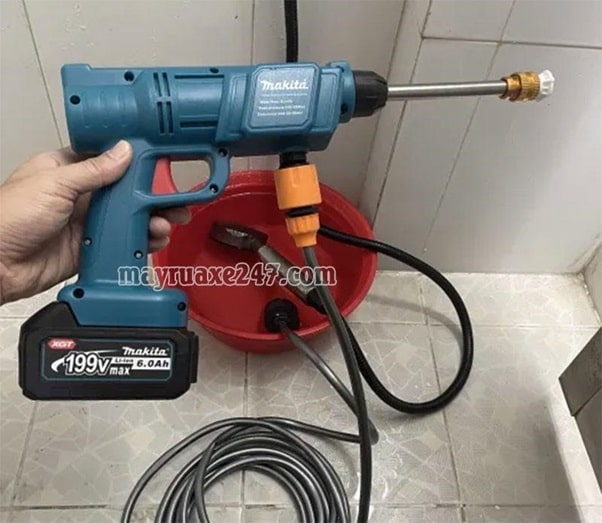 Máy rửa xe Makita dùng pin