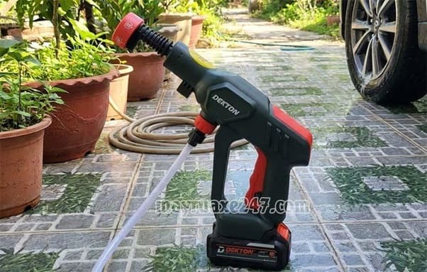 M&aacute;y rửa xe pin cầm tay Dekton M21-SRX775CP