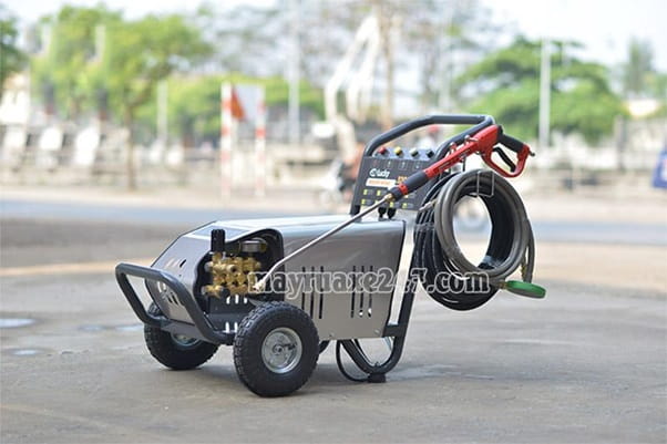M&aacute;y xịt rửa xe Lucky c&oacute; gi&aacute; th&agrave;nh phải chăng, ph&ugrave; hợp t&uacute;i tiền