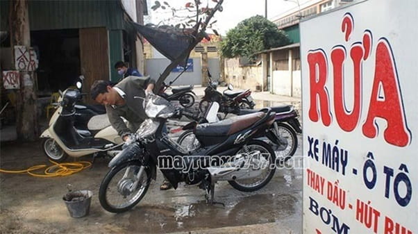 M&ocirc; h&igrave;nh rửa xe m&aacute;y thay dầu kết hợp