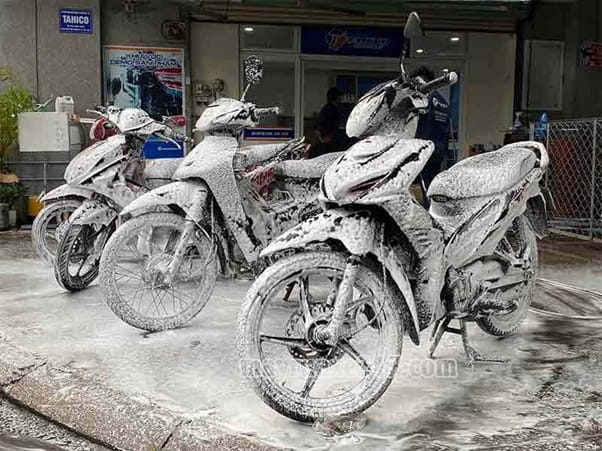 M&ocirc; h&igrave;nh rửa xe m&aacute;y kh&ocirc;ng chạm