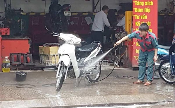 Quan s&aacute;t tay nghề nh&acirc;n vi&ecirc;n rửa xe m&aacute;y tại H&agrave; Nội