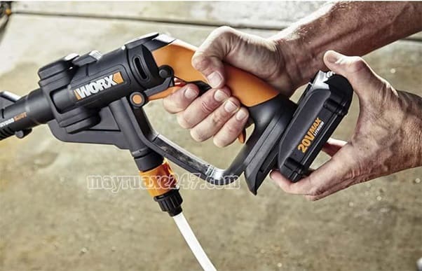 Pin tháo rời, dễ thao tác Pin tháo rời, dễ thao tác