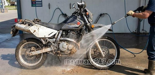 Sử dụng m&aacute;y rửa xe để xịt rửa b&ugrave;n đất sơ bộ