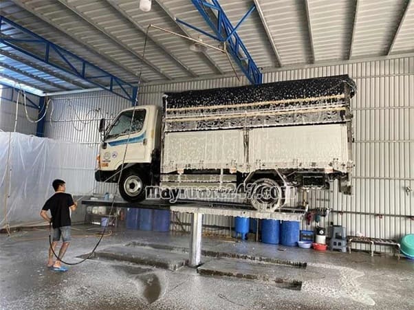 Rửa xe bọt tuyết ở Huế