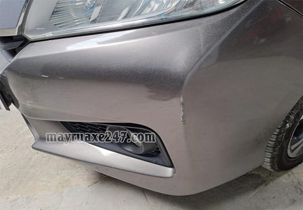 Rửa xe qu&aacute; nhiều khiến lớp sơn xe dễ bị bạc m&agrave;u, xuống cấp