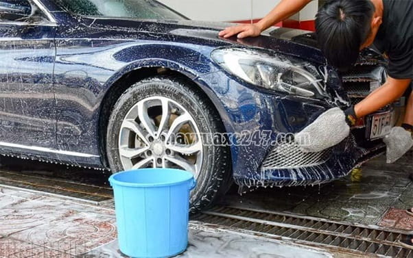 rửa xe &ocirc; t&ocirc; bằng dung dịch g&igrave;