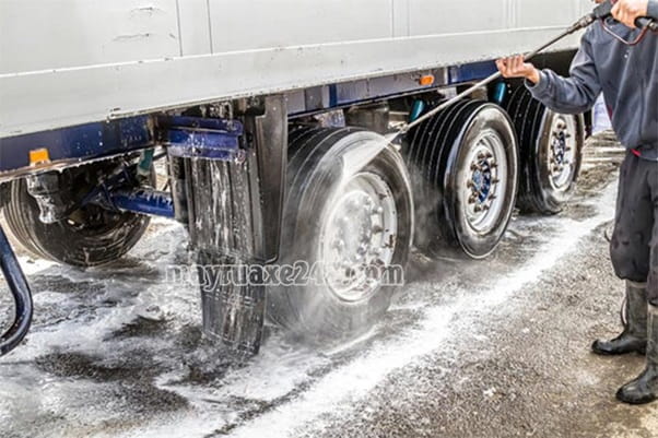 Rửa xe &ocirc; t&ocirc; gi&aacute; bao tiền? Phụ thuộc v&agrave;o loại xe