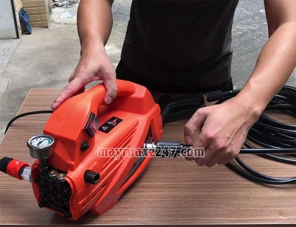sử dụng m&aacute;y rửa xe x&aacute;ch tay