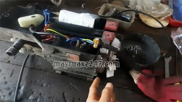 Kiểm tra, thay mới đầu bơm khi cần thiết