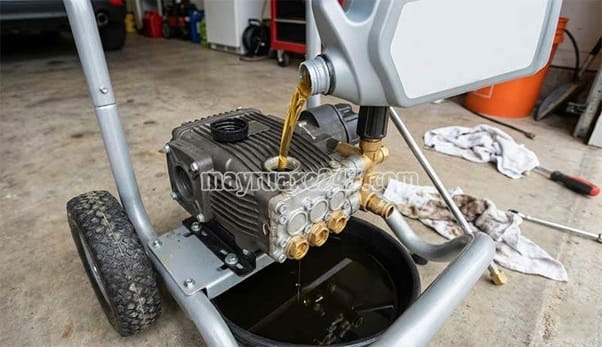 Thay dầu nhớt cho m&aacute;y xịt rửa xe
