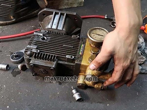 Vệ sinh đầu bơm để tr&aacute;nh rung giật