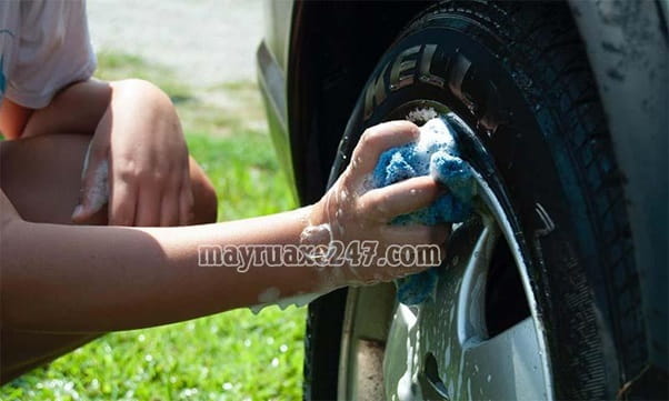 Vệ sinh kỹ lốp xe &ocirc; t&ocirc;
