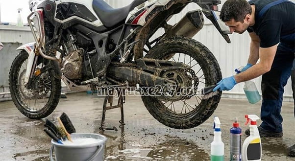 Vệ sinh chi tiết m&aacute;y, ch&uacute; &yacute; b&aacute;nh xe, gầm xe
