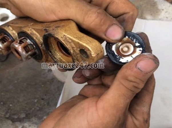 Siết chặt c&aacute;c ốc v&iacute;t, mối nối